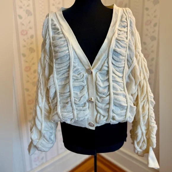 White chunky knit cardigan with buttons. Large flowy sleeves - Picture 1 of 9